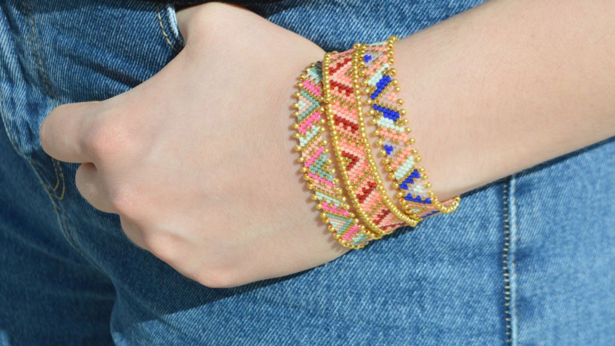 Peyote pulsera que teje juntos perlas de Miyuki Delicas