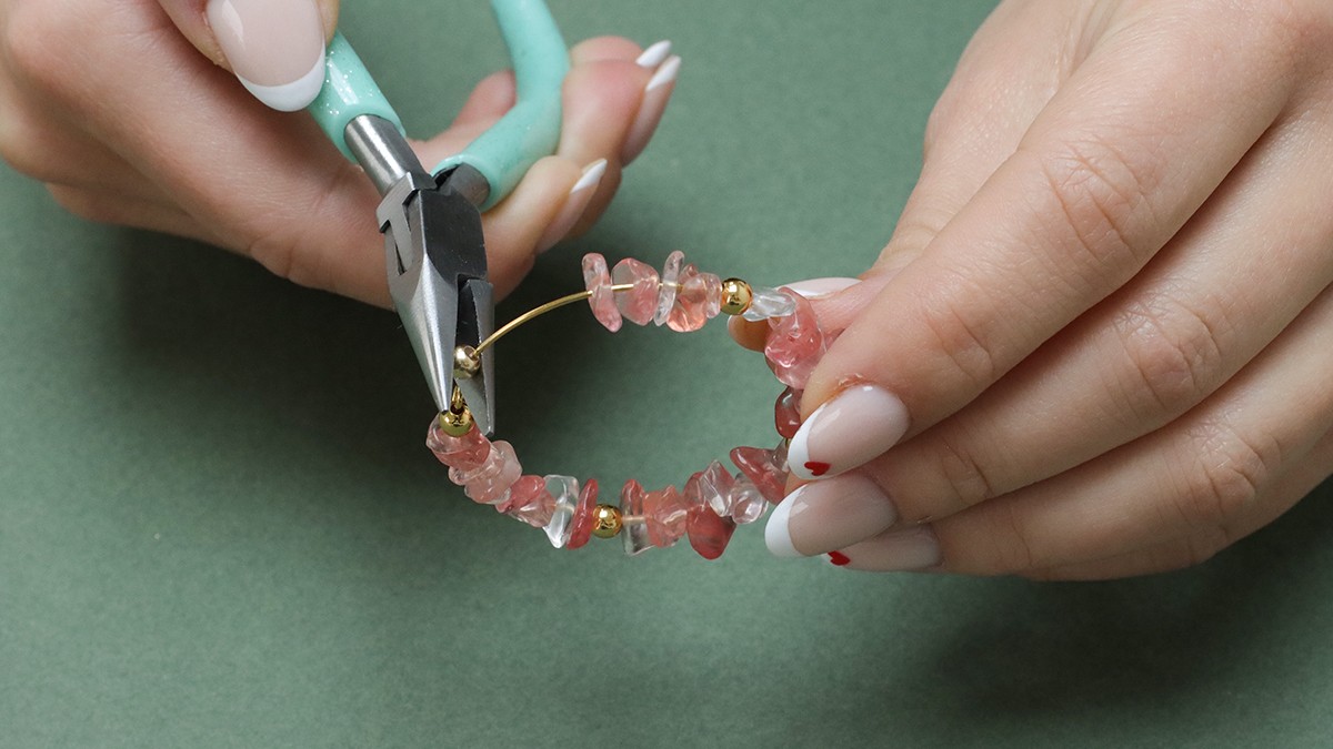 Pendientes de aro de colores con cuentas de chip de piedra natural : Paso 4 Pendientes de aro de colores con cuentas de chip de piedra natural : Paso 4