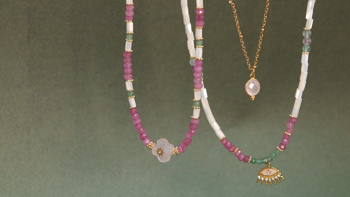 Esquema DIY tres collares de piedras naturales en tonos pastel y delicados colgantes