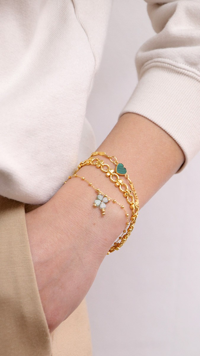 Bracelets chaînes dorées et breloque trèfle