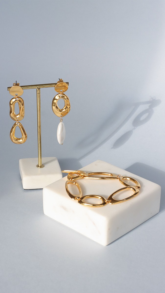 Esquema Joyas Bubble - Pulsera de eslabones y pendientes asimétricos Esquema Joyas Bubble - Pulsera de eslabones y pendientes asimétricos