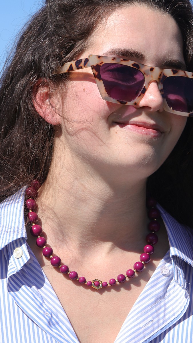 Esquema Collar de cuentas de resina color berenjena