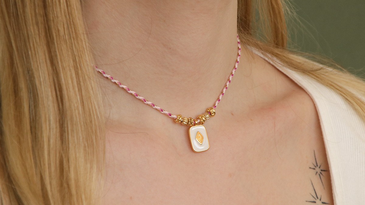 Collar con cordones trenzados y colgantes de epoxi Collar con cordones trenzados y colgantes de epoxi