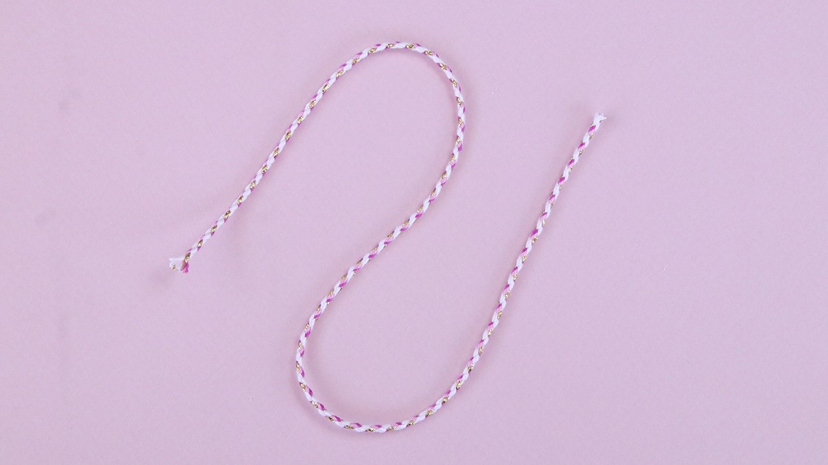 Collar con cordones trenzados y colgantes de epoxi : Paso 1