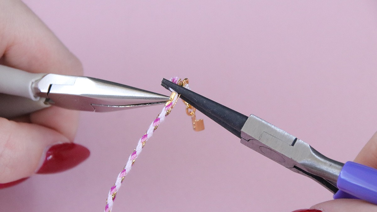 Collar con cordones trenzados y colgantes de epoxi : Paso 2