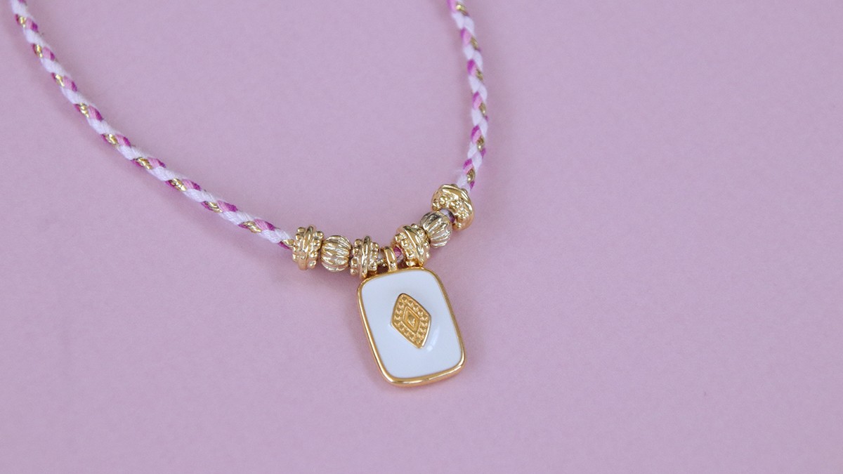 Collar con cordones trenzados y colgantes de epoxi : Paso 5