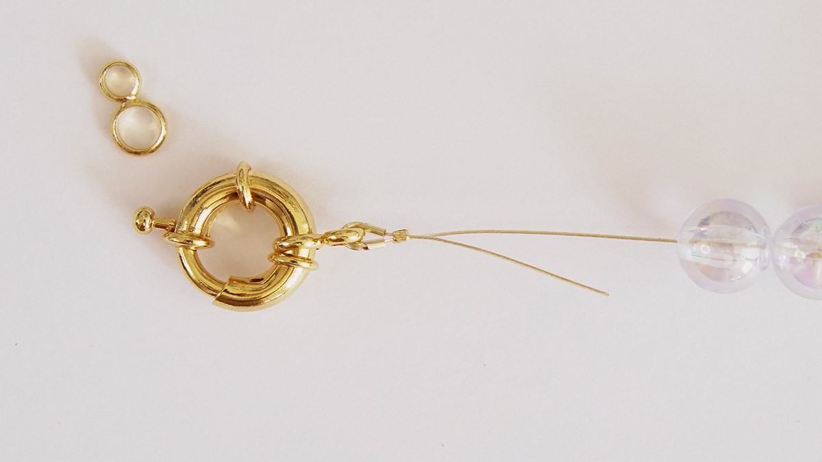 Pulsera con grandes perlas redondas transparentes y estriadas : Paso 1 Pulsera con grandes perlas redondas transparentes y estriadas : Paso 1