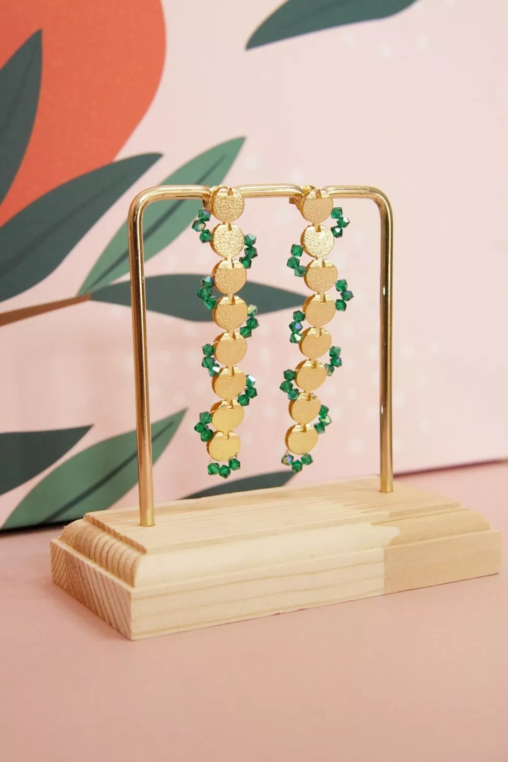 Pendientes largos de oro con trompos de cristal verde