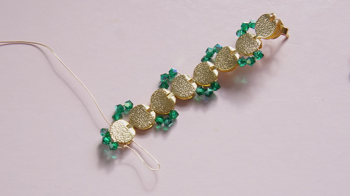 Pendientes largos de oro con trompos de cristal verde : Paso 4