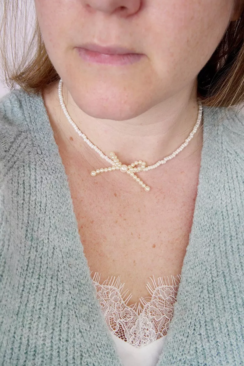 Esquema Collar gargantilla de perlas con lazo