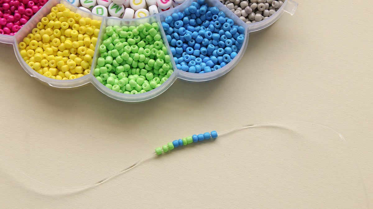 Pulseras de la amistad con cuentas de letras y cuentas Heishi : Paso 1 Pulseras de la amistad con cuentas de letras y cuentas Heishi : Paso 1