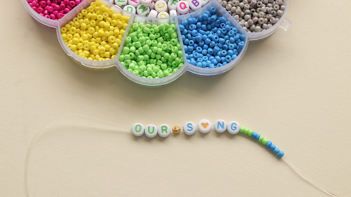 Pulseras de la amistad con cuentas de letras y cuentas Heishi : Paso 2 Pulseras de la amistad con cuentas de letras y cuentas Heishi : Paso 2