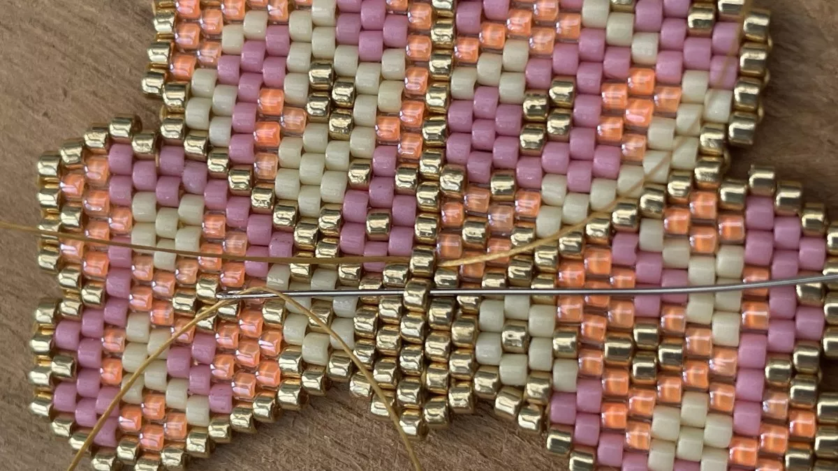 Pendientes flor tejida Brick Stitch : Paso 3