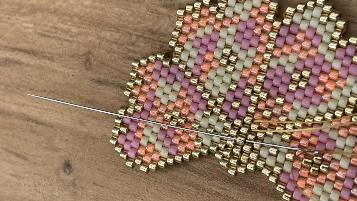 Pendientes flor tejida Brick Stitch : Paso 4