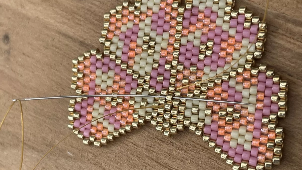 Pendientes flor tejida Brick Stitch : Paso 5