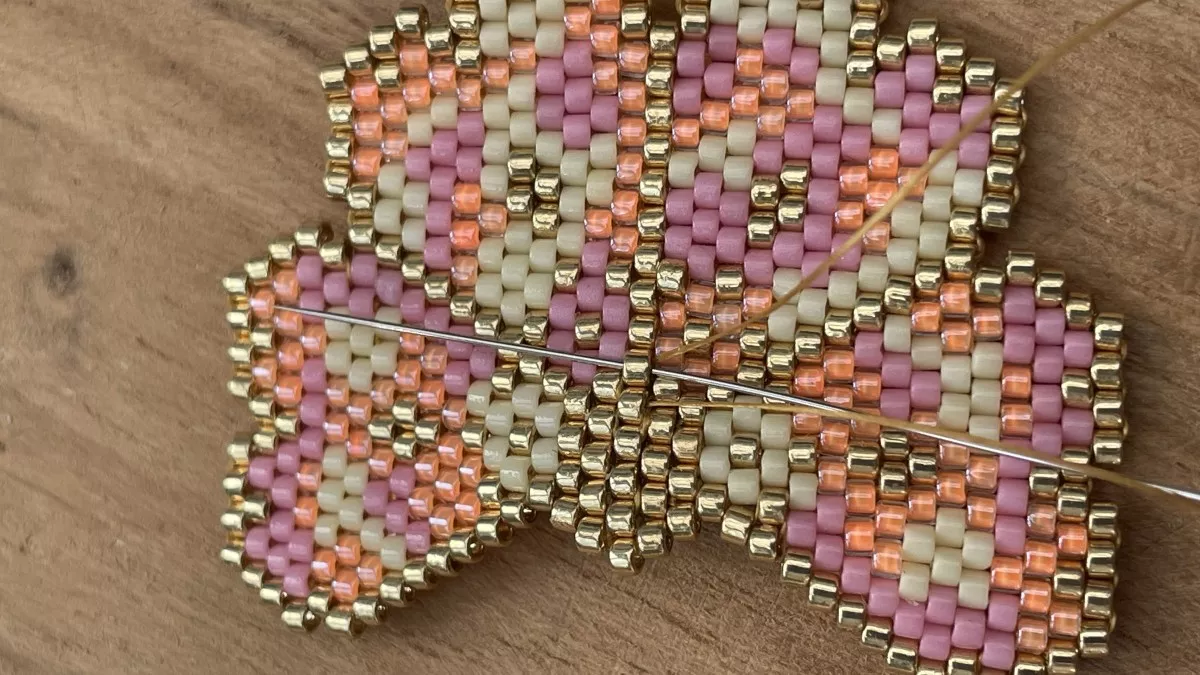 Pendientes flor tejida Brick Stitch : Paso 6