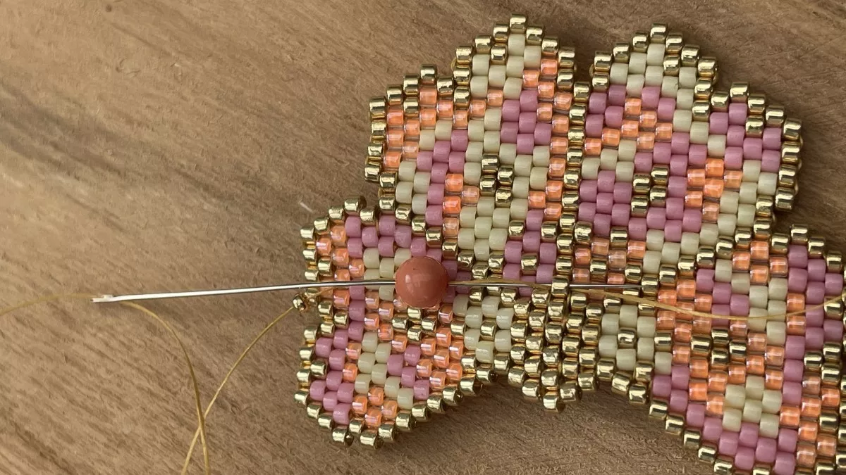 Pendientes flor tejida Brick Stitch : Paso 8