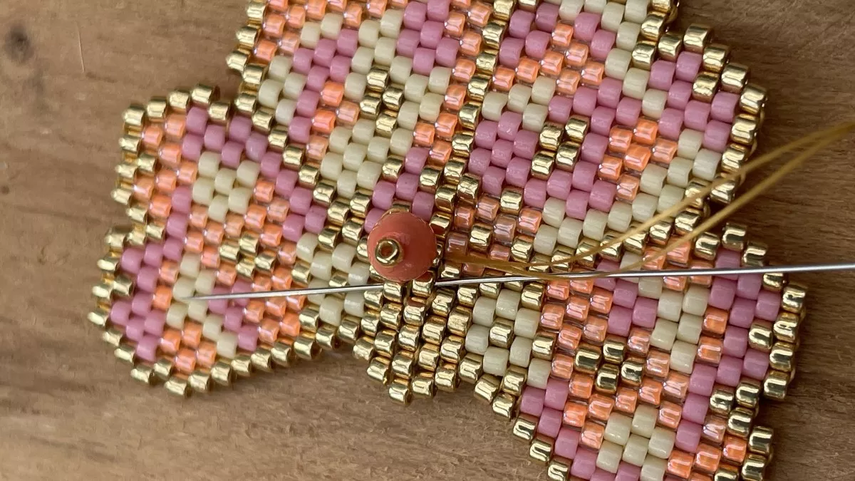 Pendientes flor tejida Brick Stitch : Paso 9