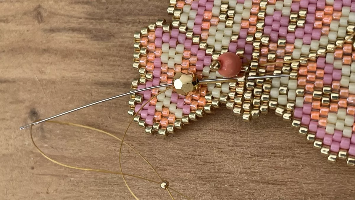 Pendientes flor tejida Brick Stitch : Paso 11