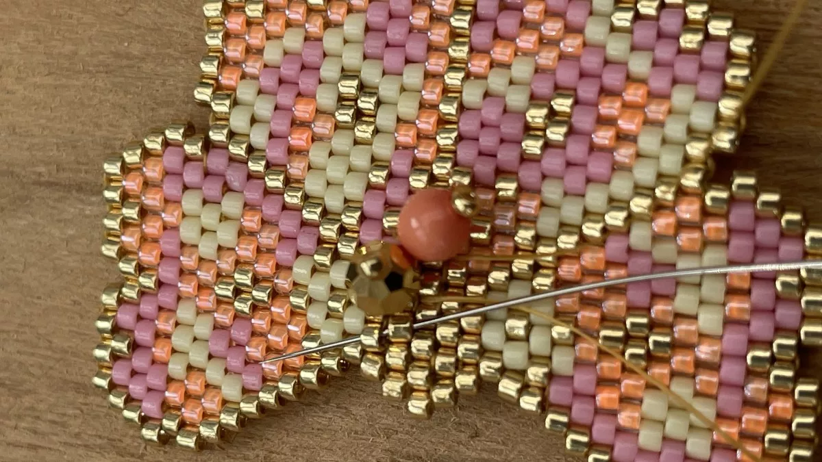 Pendientes flor tejida Brick Stitch : Paso 12