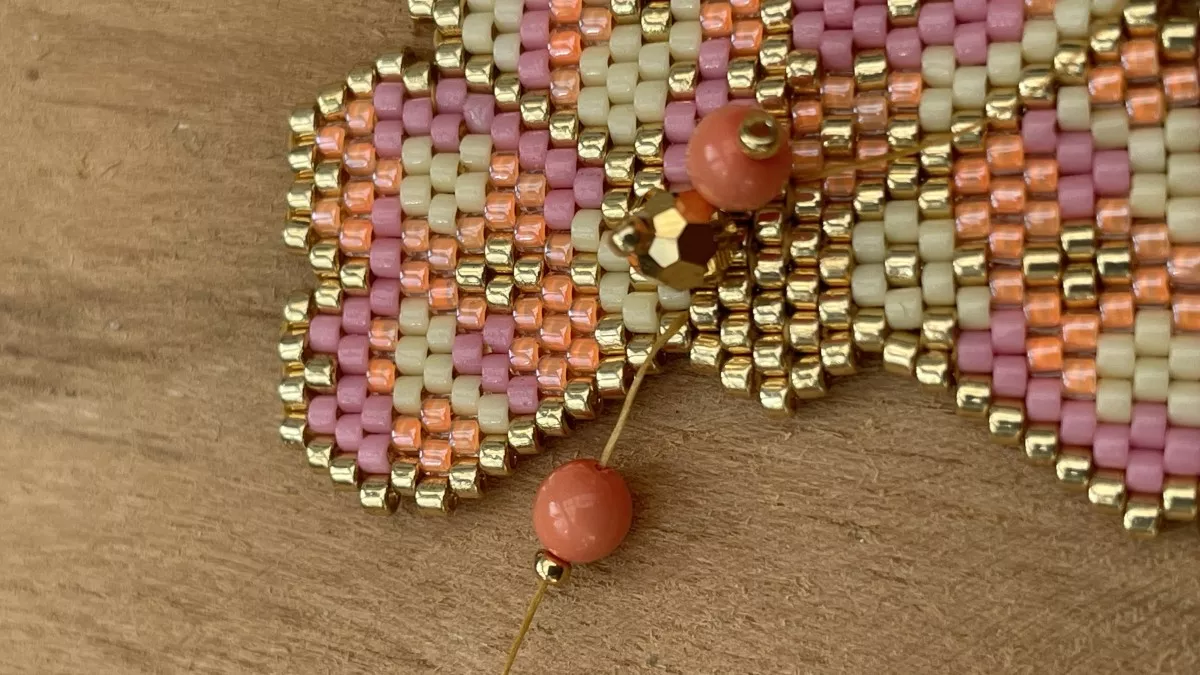 Pendientes flor tejida Brick Stitch : Paso 13