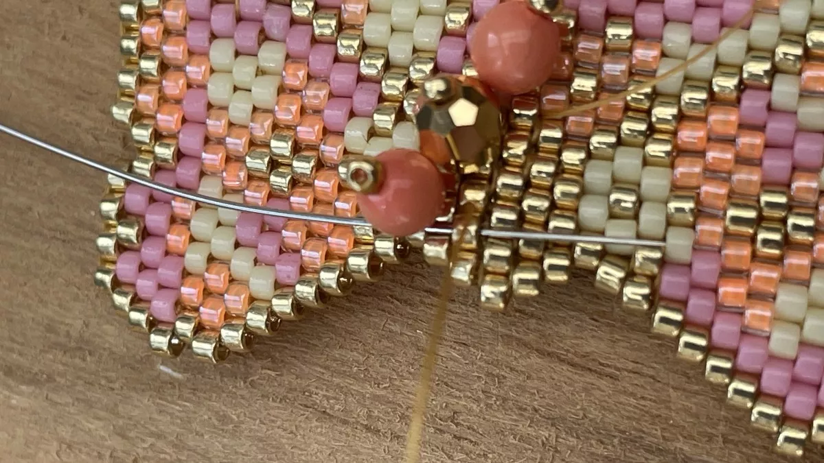 Pendientes flor tejida Brick Stitch : Paso 15