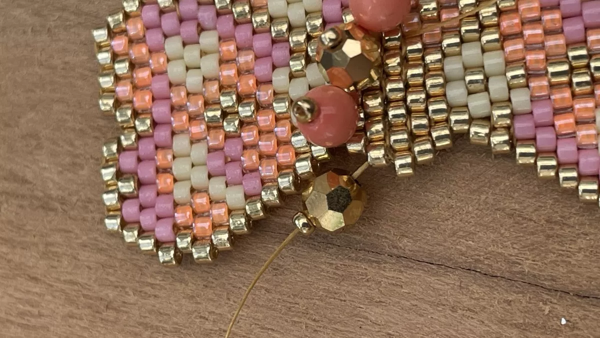 Pendientes flor tejida Brick Stitch : Paso 17