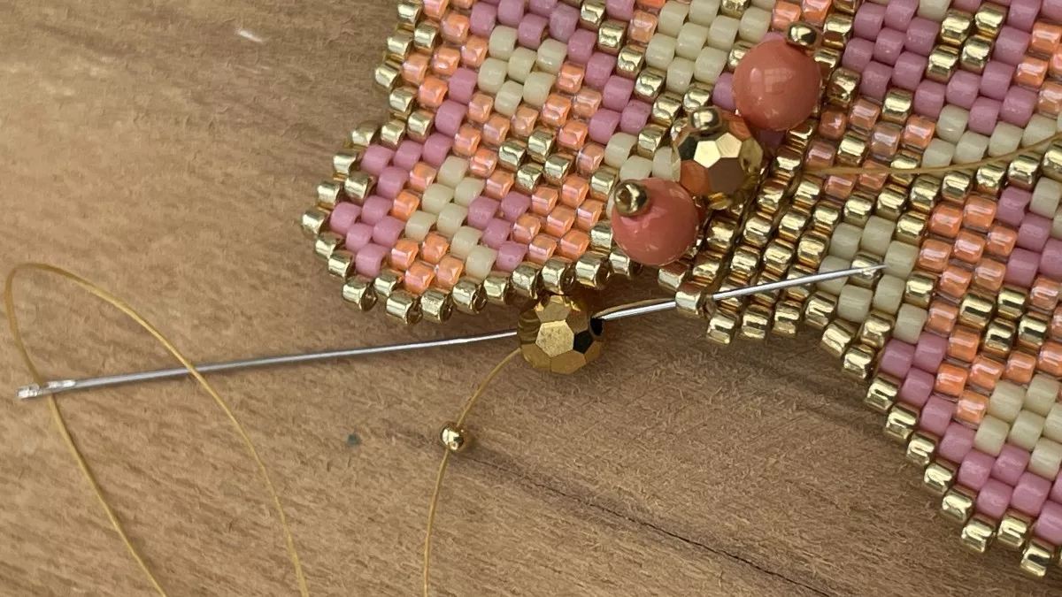 Pendientes flor tejida Brick Stitch : Paso 18