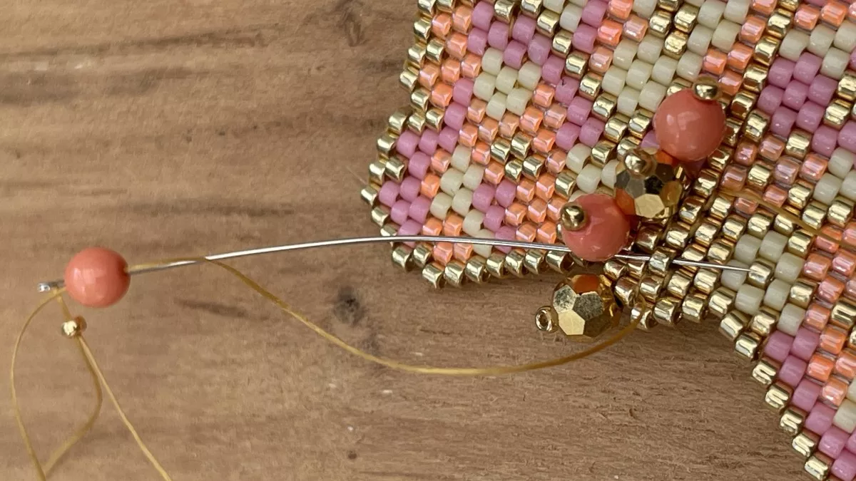 Pendientes flor tejida Brick Stitch : Paso 20