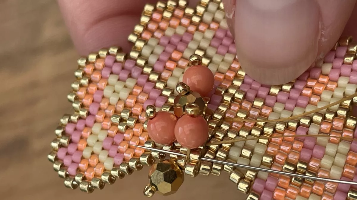 Pendientes flor tejida Brick Stitch : Paso 21