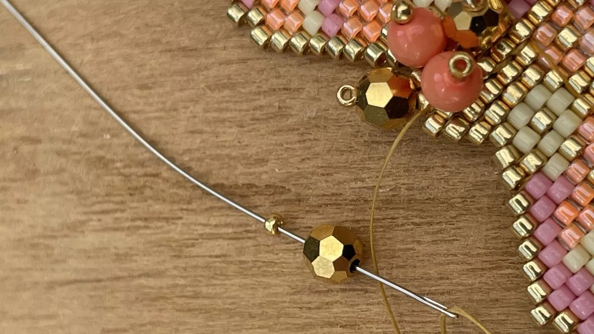 Pendientes flor tejida Brick Stitch : Paso 22