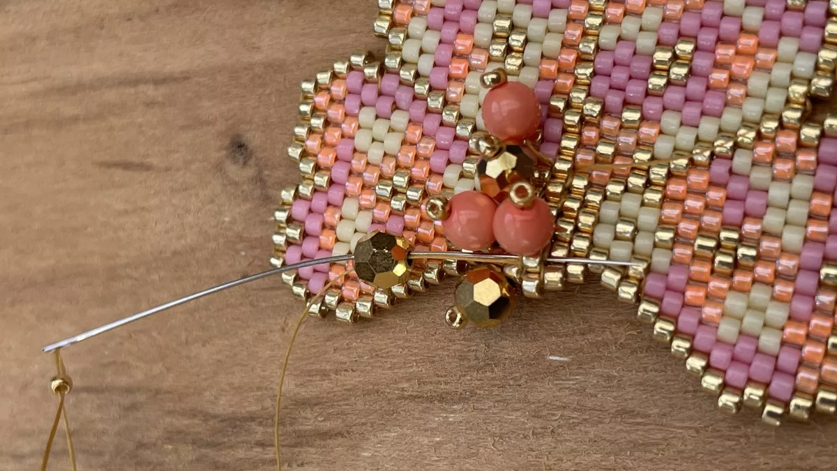 Pendientes flor tejida Brick Stitch : Paso 23