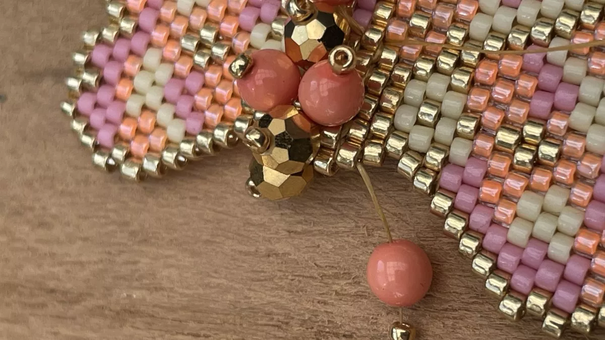 Pendientes flor tejida Brick Stitch : Paso 25