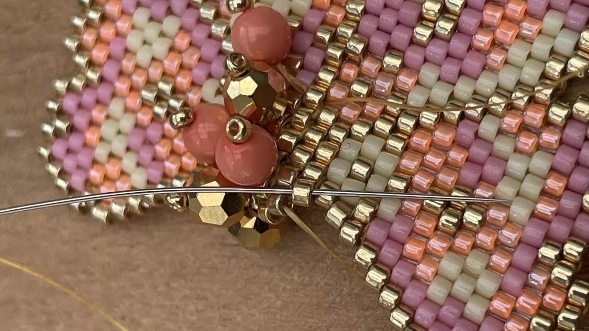 Pendientes flor tejida Brick Stitch : Paso 26