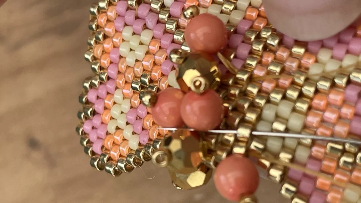 Pendientes flor tejida Brick Stitch : Paso 27