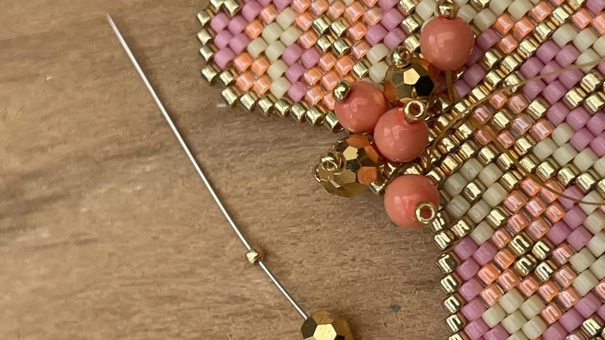 Pendientes flor tejida Brick Stitch : Paso 28