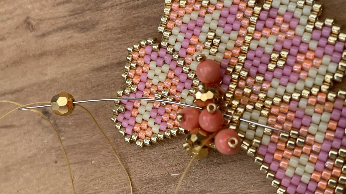 Pendientes flor tejida Brick Stitch : Paso 29