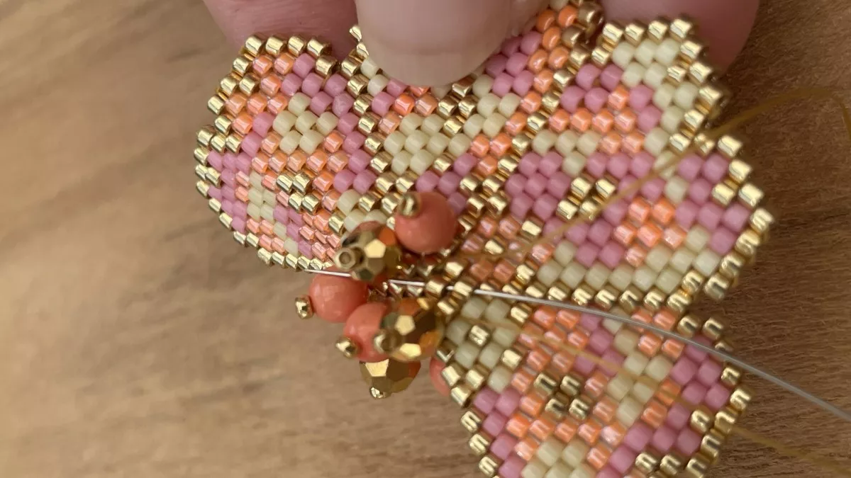 Pendientes flor tejida Brick Stitch : Paso 30