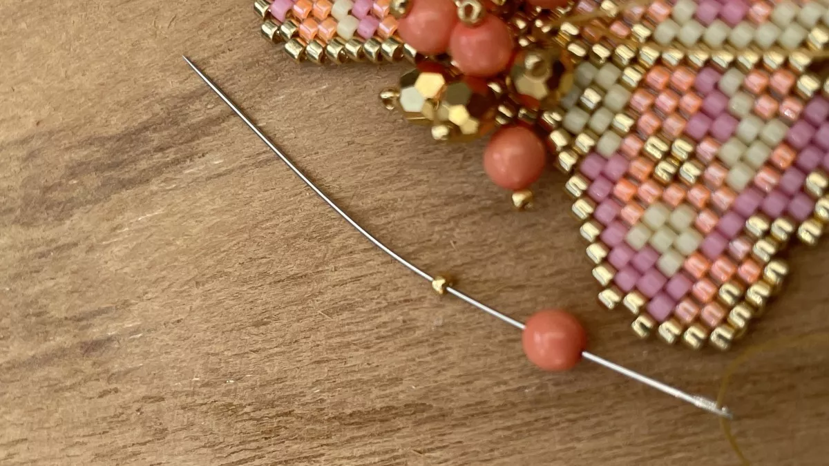 Pendientes flor tejida Brick Stitch : Paso 31