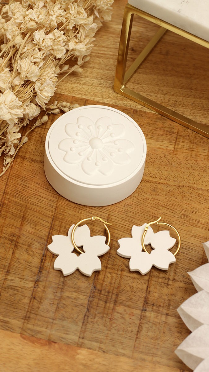 Criollas y caja de flores en polvo Raysin