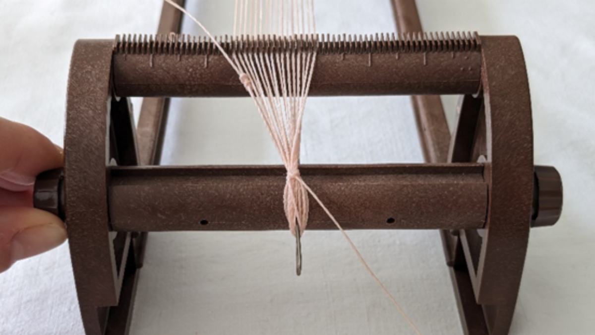 Pulsera con tejido central y micro macramé : Paso 2 Pulsera con tejido central y micro macramé : Paso 2