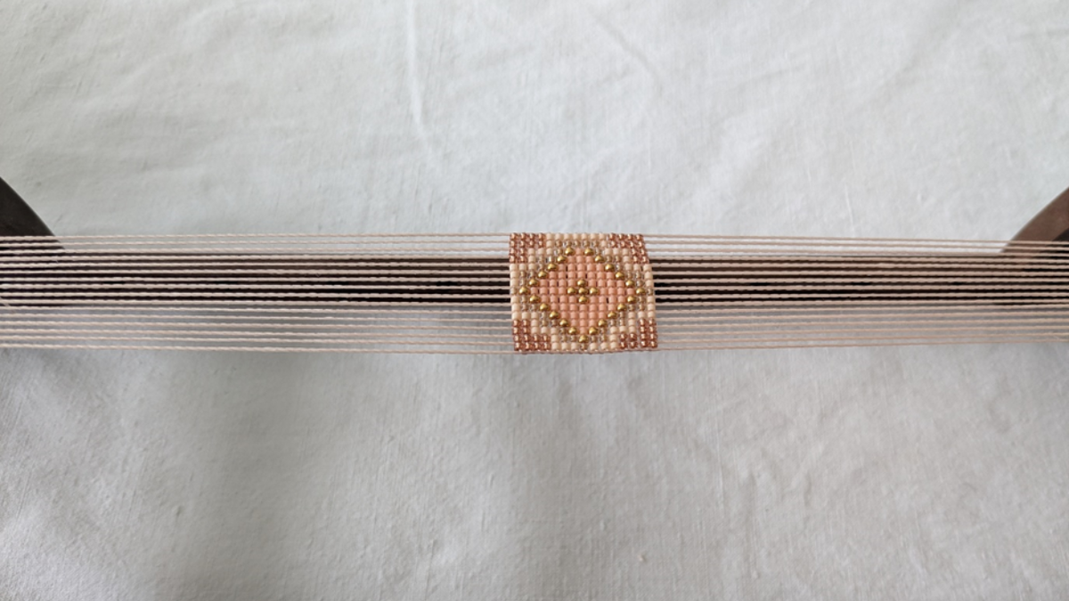 Pulsera con tejido central y micro macramé : Paso 3 Pulsera con tejido central y micro macramé : Paso 3