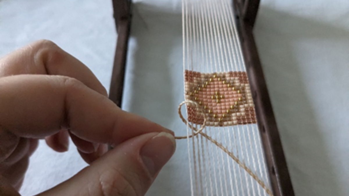 Pulsera con tejido central y micro macramé : Paso 4 Pulsera con tejido central y micro macramé : Paso 4