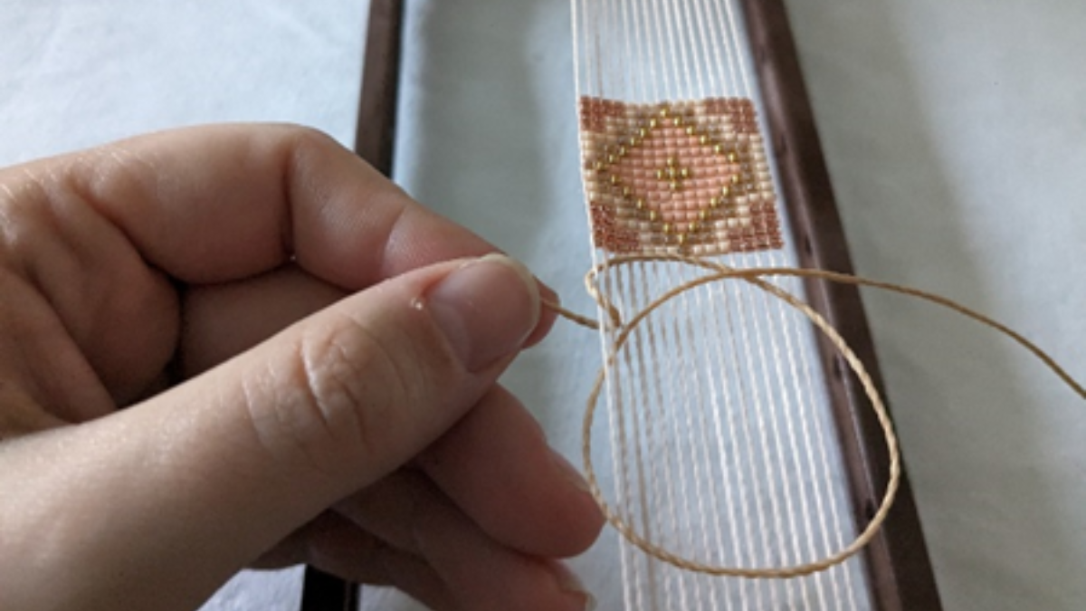 Pulsera con tejido central y micro macramé : Paso 5 Pulsera con tejido central y micro macramé : Paso 5