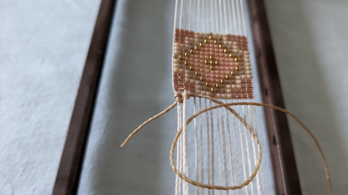 Pulsera con tejido central y micro macramé : Paso 7 Pulsera con tejido central y micro macramé : Paso 7