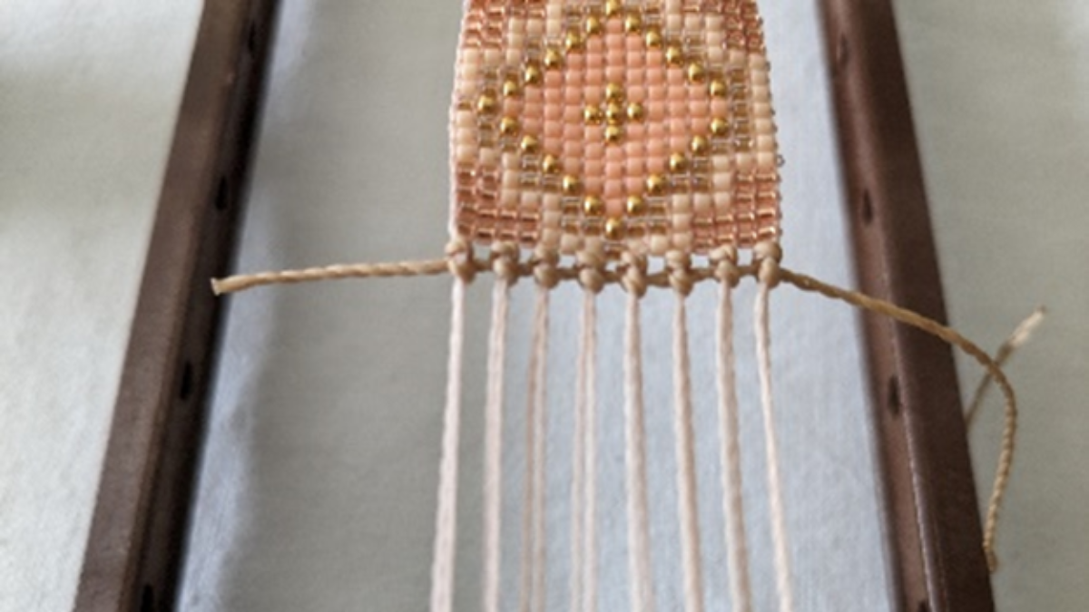 Pulsera con tejido central y micro macramé : Paso 8 Pulsera con tejido central y micro macramé : Paso 8