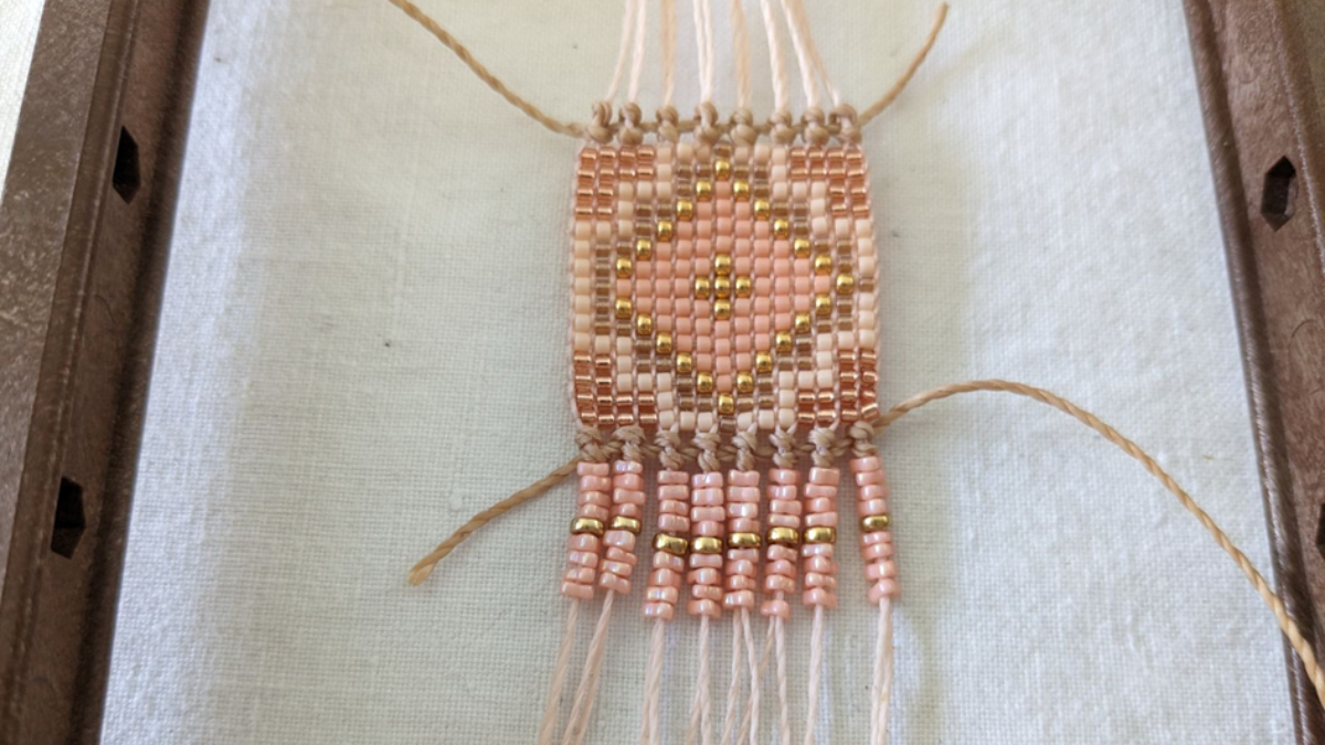 Pulsera con tejido central y micro macramé : Paso 9 Pulsera con tejido central y micro macramé : Paso 9