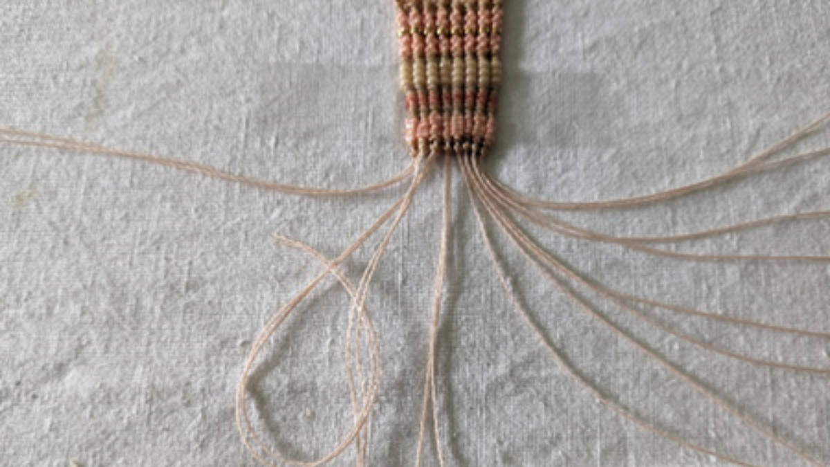 Pulsera con tejido central y micro macramé : Paso 11 Pulsera con tejido central y micro macramé : Paso 11