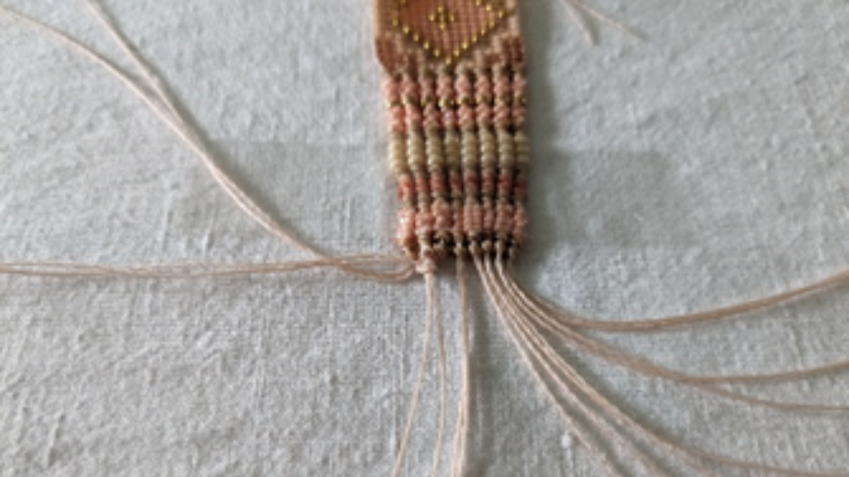 Pulsera con tejido central y micro macramé : Paso 12 Pulsera con tejido central y micro macramé : Paso 12