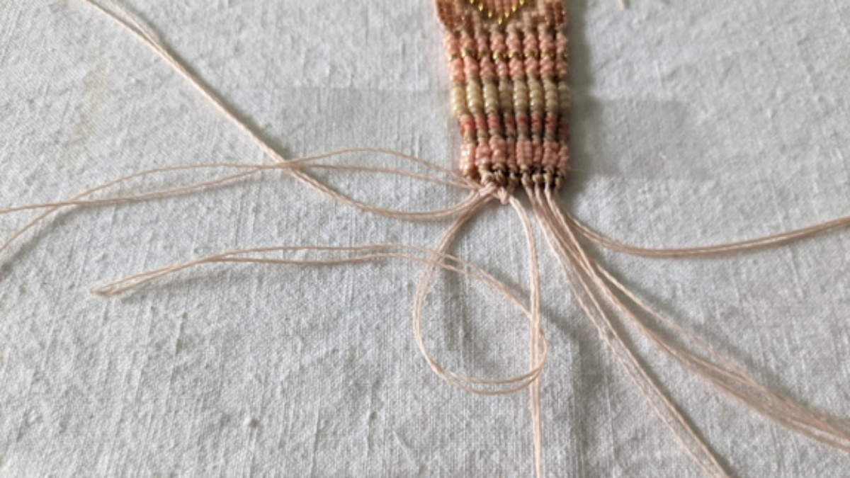 Pulsera con tejido central y micro macramé : Paso 13 Pulsera con tejido central y micro macramé : Paso 13